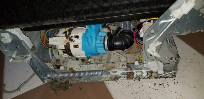 lưu ý vệ sinh sạch sẽ chỗ đặt máy rửa bát