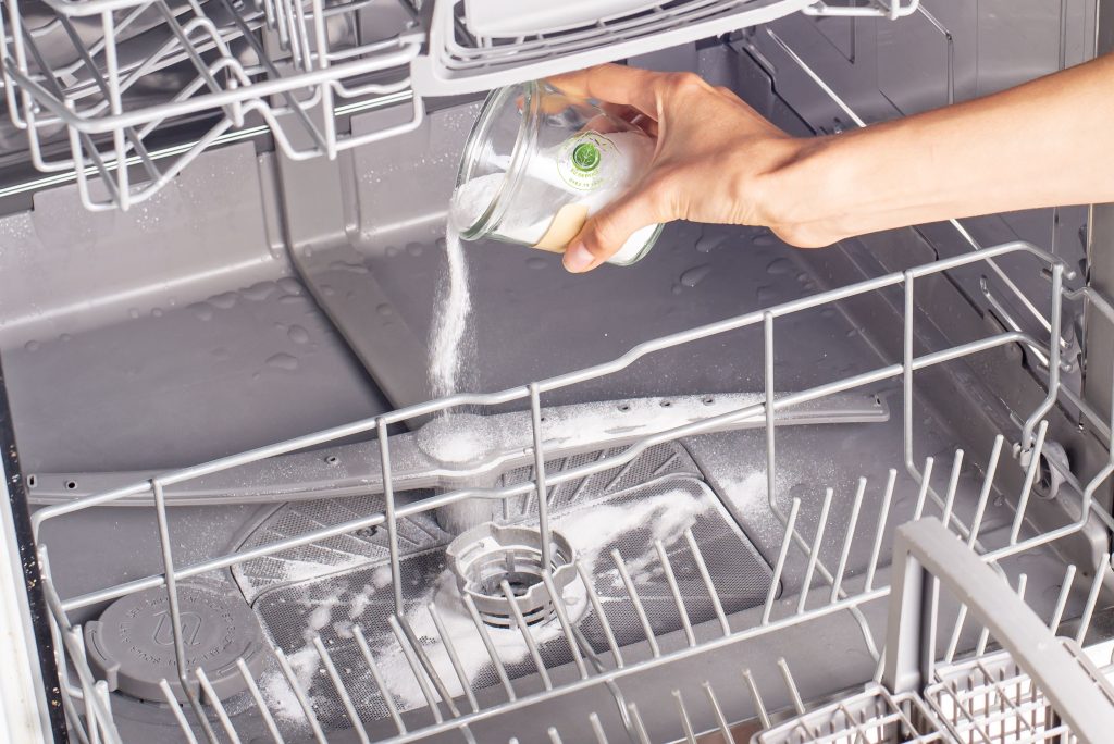 Cách vệ sinh máy rửa bát tại nhà dễ nhất