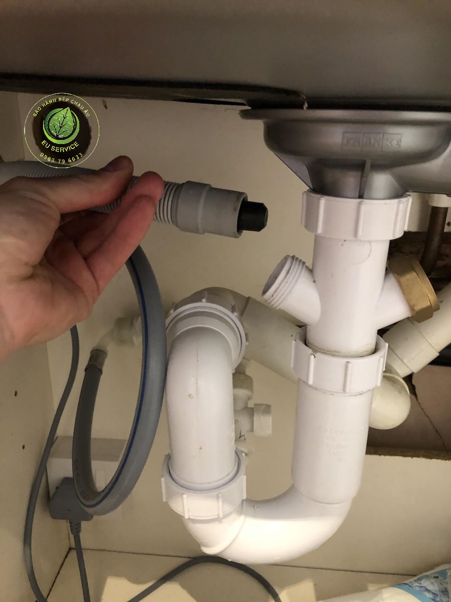 Kiểm tra đường ống nước thải máy rửa bát miele F78