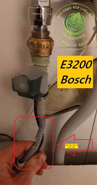 Sửa máy rửa bát Bosch lỗi E3200 - nguyên nhân vặn xoắn ống cấp nước đầu vào