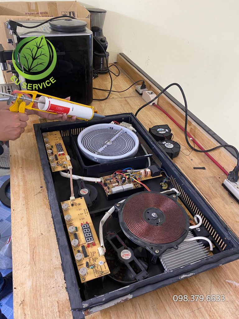 Vệ sinh khắc phục kính bong khỏi khung bếp