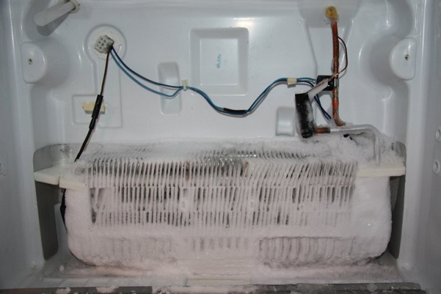 Để sửa chữa tủ lạnh không làm đá triệt để thì nên gọi thợ chuyên nghiệp