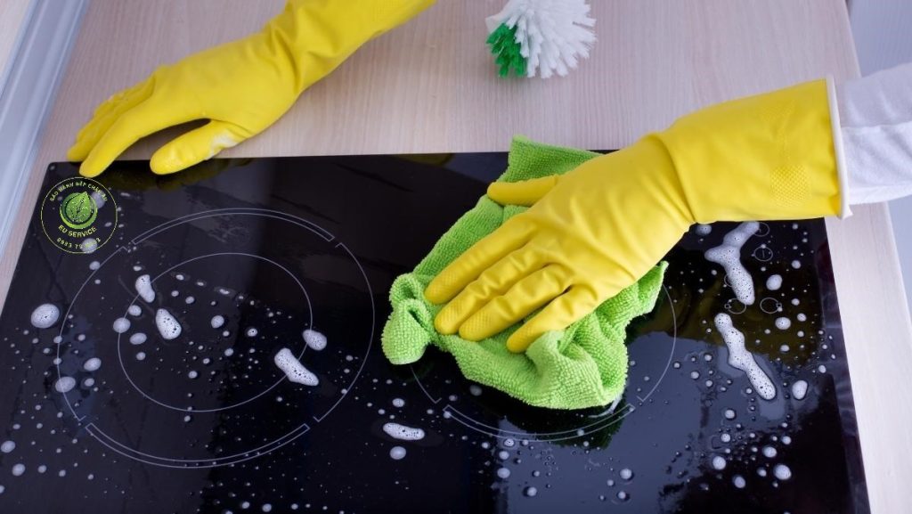 Hướng dẫn cách vệ sinh mặt kính bếp từ đúng cách