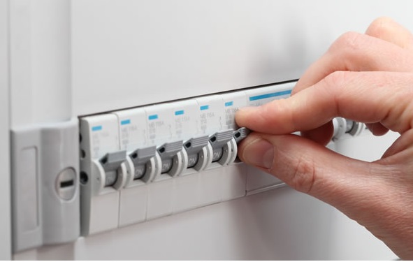 ngắt attomat trước khi thực hiện sửa chữa