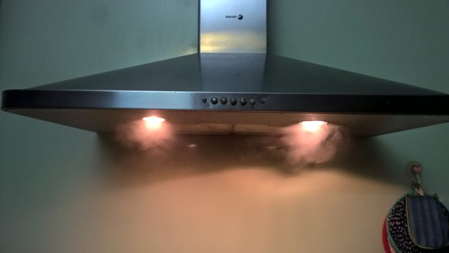 sua-hut-mui-fagor-khong-sang-den-tai-nha