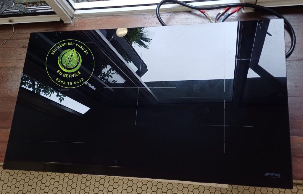 thay mặt kính bếp từ smeg tại nhà