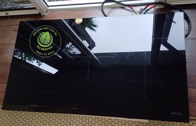 thay mặt kính bếp từ smeg tại nhà