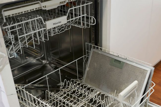 Cách vệ sinh lưới lọc hút mùi đơn giản bằng máy rửa bát