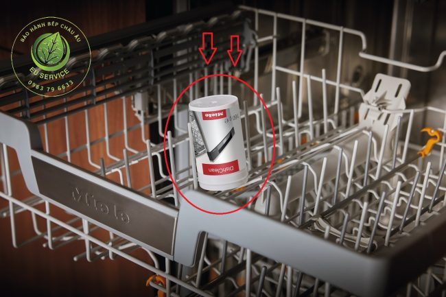 vệ sinh máy rửa bát Miele thường xuyên bằng bột tẩy rửa chuyên dụng Miele