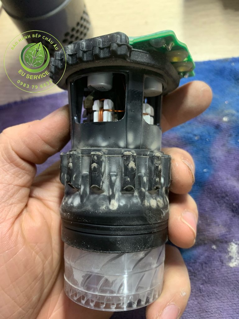 Thay động cơ máy hút bụi Dyson