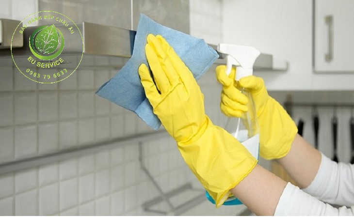 Lau sạch thân vỏ bên ngoài máy hút mùi
