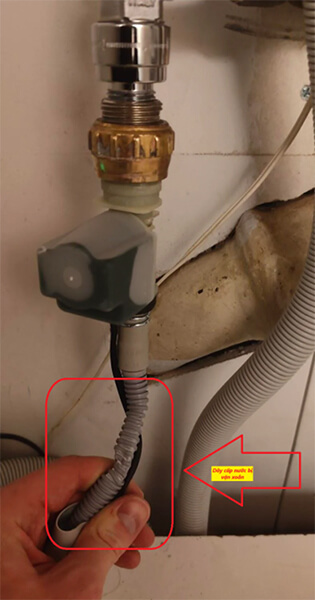 day-cap-nuoc-vao-may-rua-bat-bosch-bi-gap-van-xoan-gay-loi-E3200