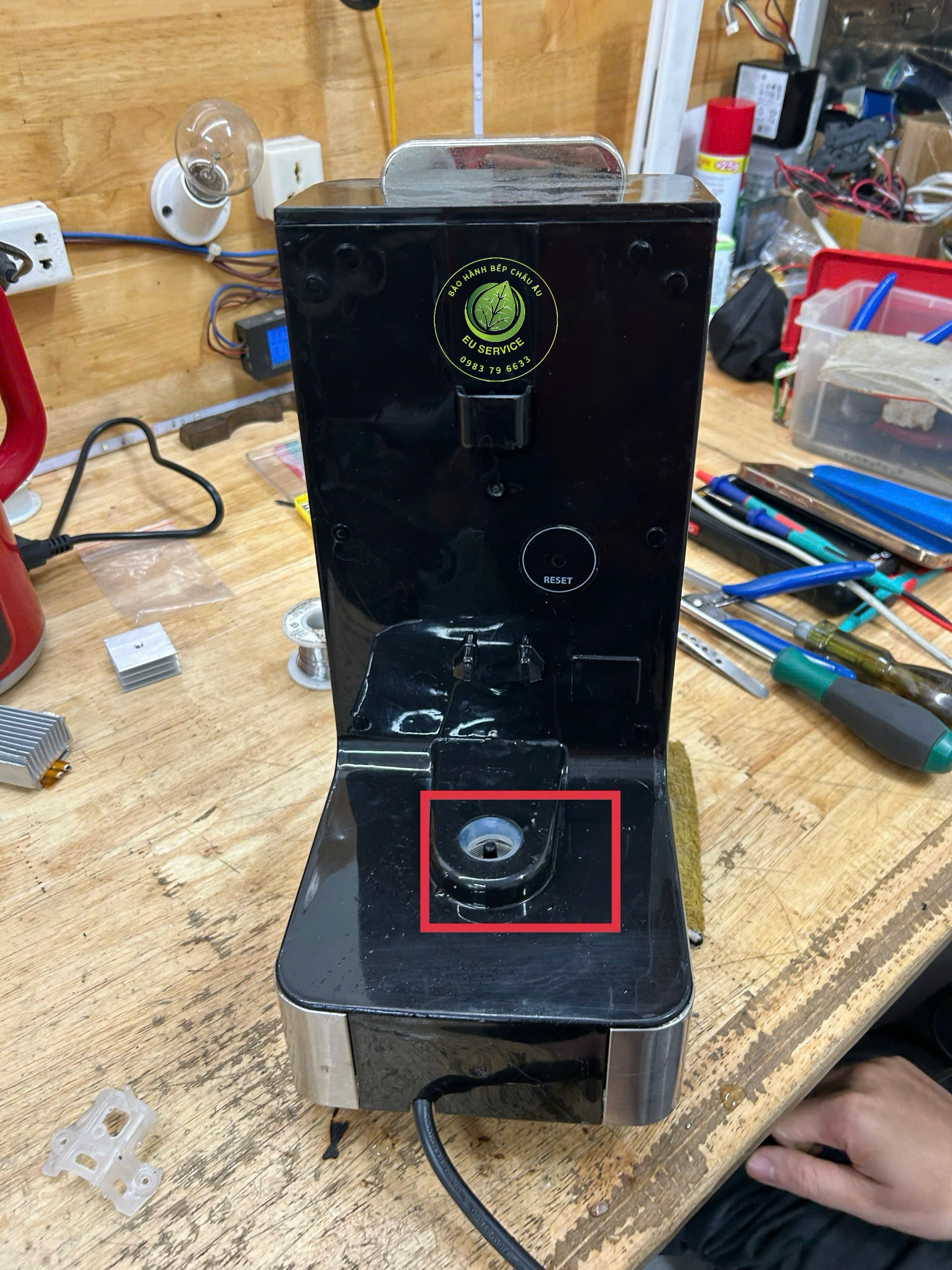 Sửa bình đun nước Caso rò nước đế cắm bình chứa nước