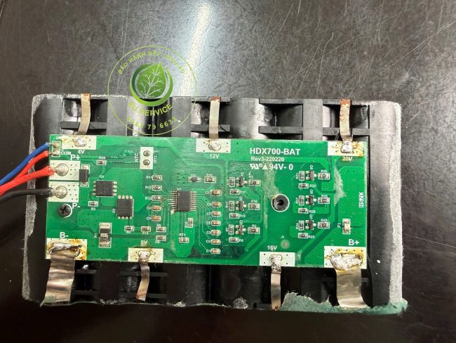 Thay pin robot hút bụi chính hãng