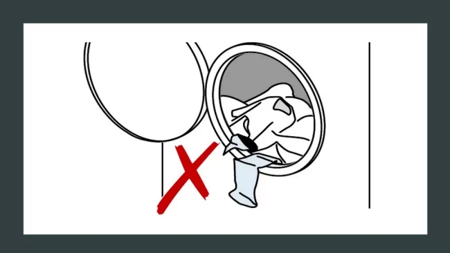 Cửa máy giặt không đóng được do quần áo