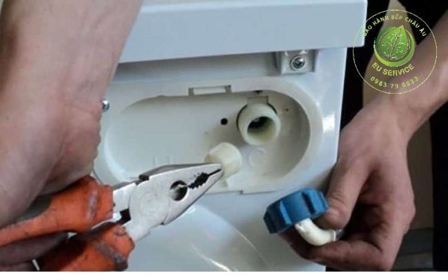 Kiểm tra nước vào máy và loại bỏ cặn bẩn lưới lọc rác