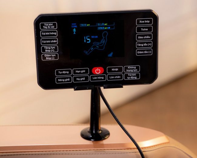 thay-bang-dieu-khien-tren-ghe-massage