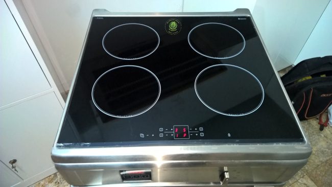 thay mặt kính bếp liền lò brandt