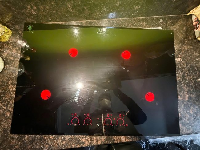 thay mặt kính bếp từ Electrolux toàn quốc